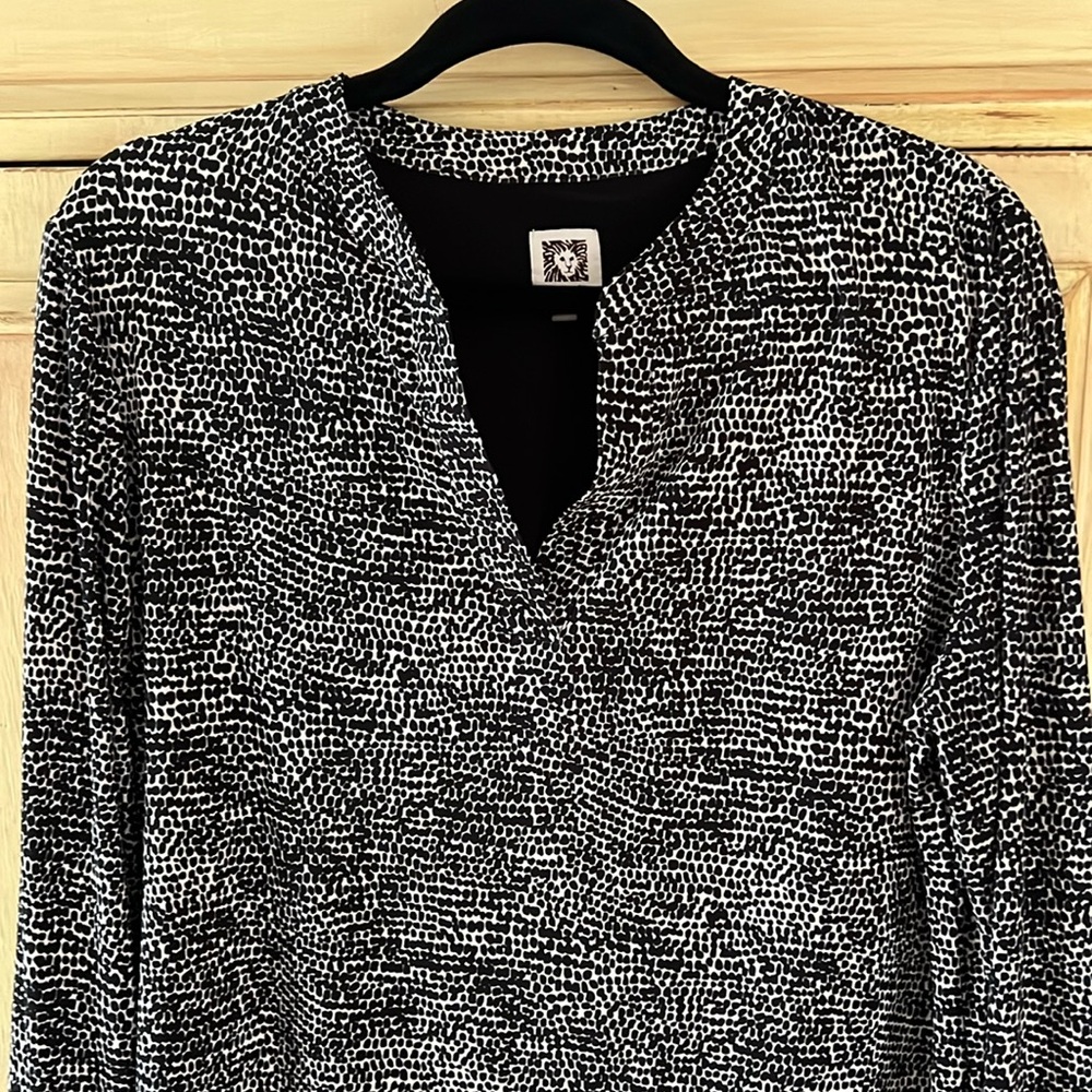Anne Klein top. Size M. Very soft fabric.